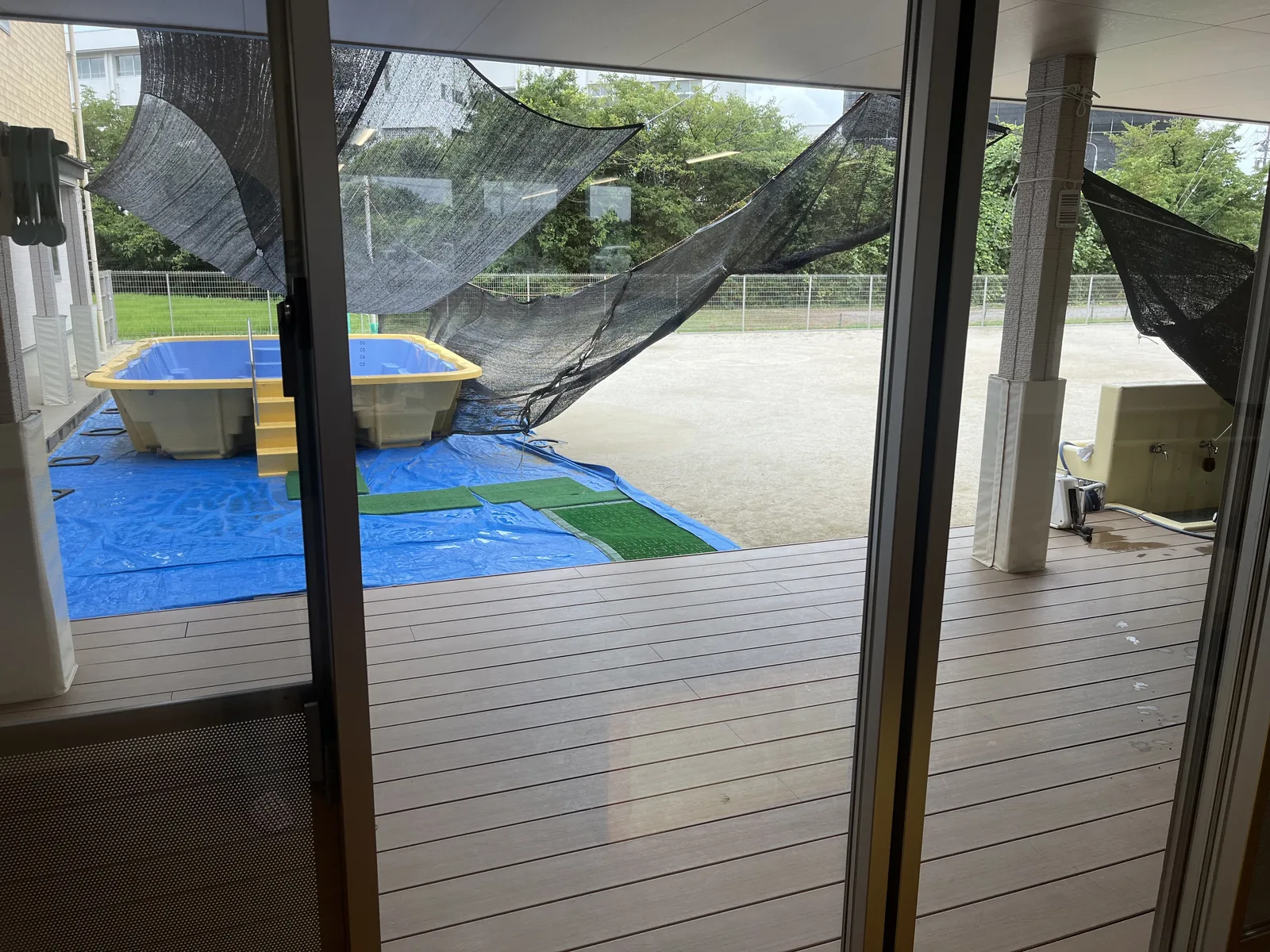 園庭に設置された水遊び用プール