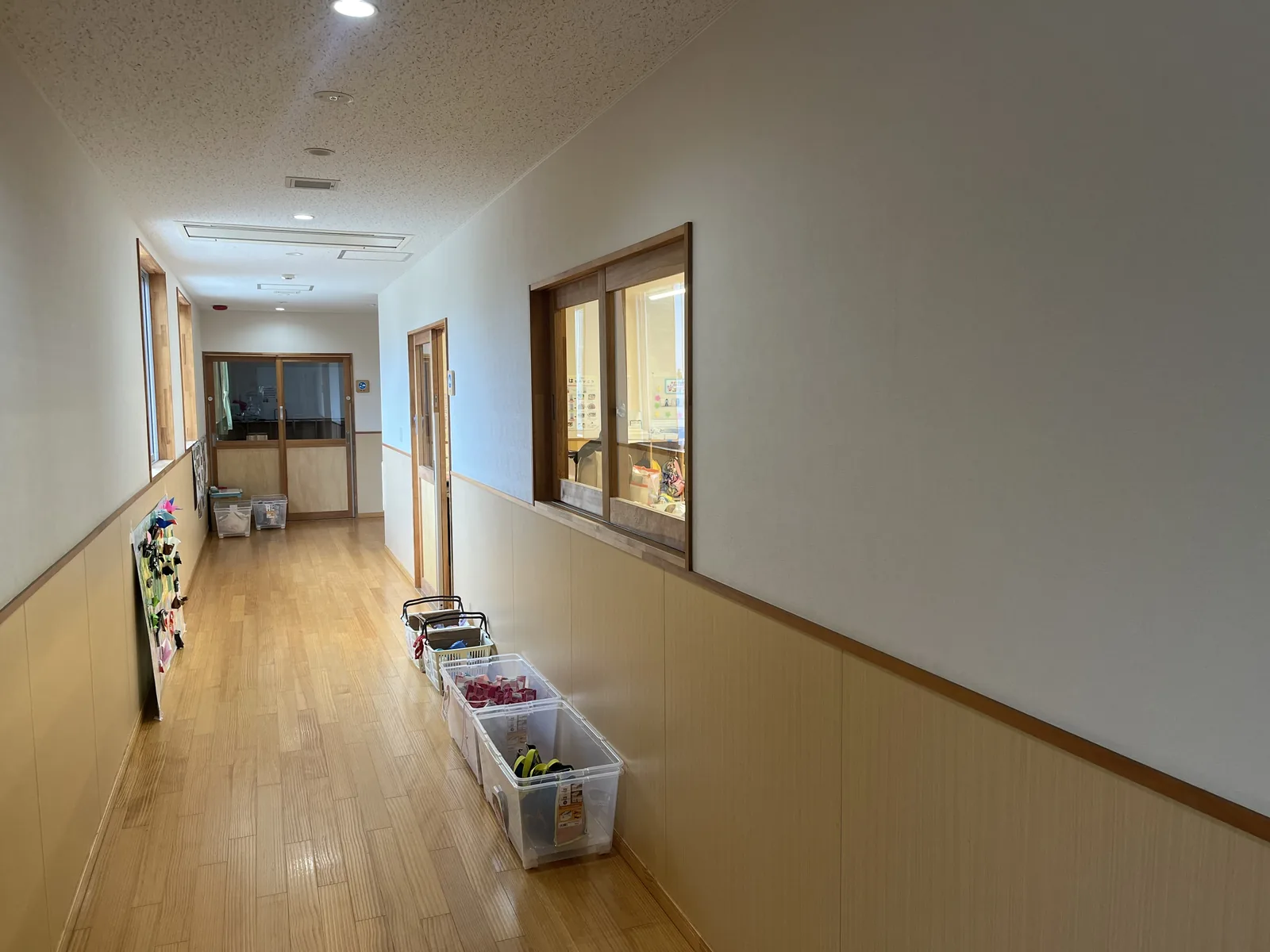 保育室へつながる明るい廊下