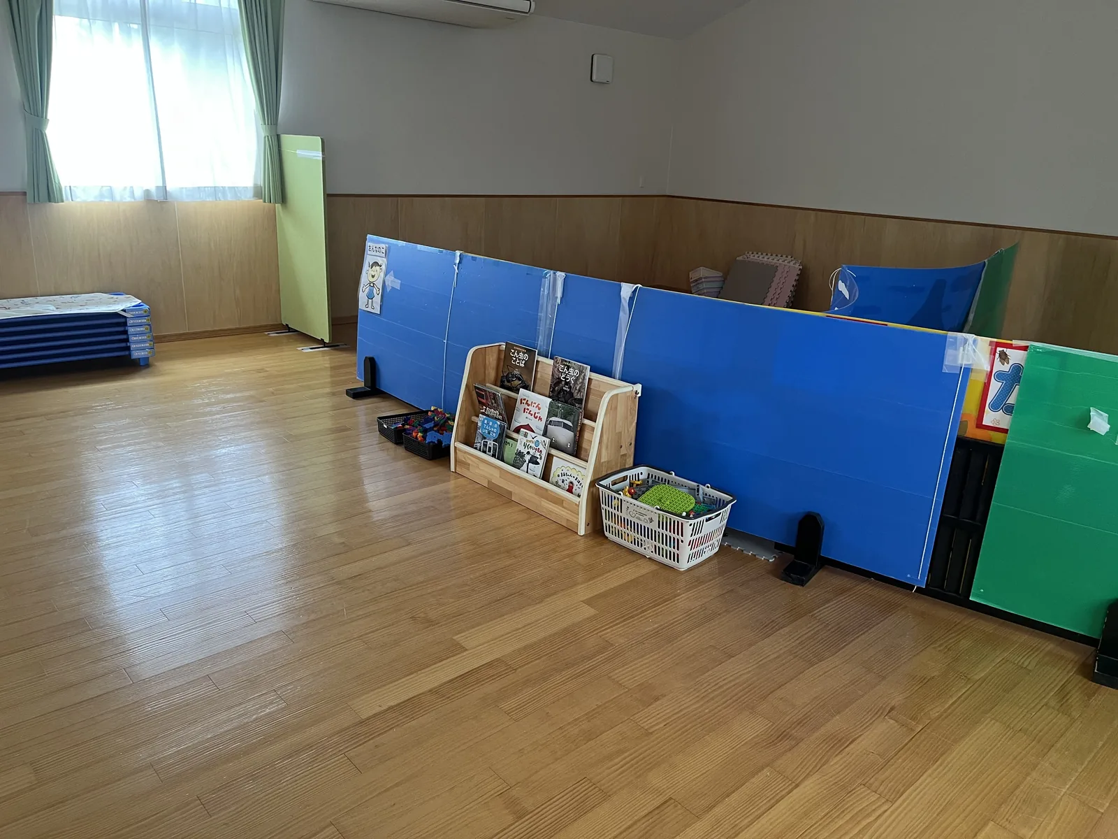 絵本や玩具を備えた明るい保育室
