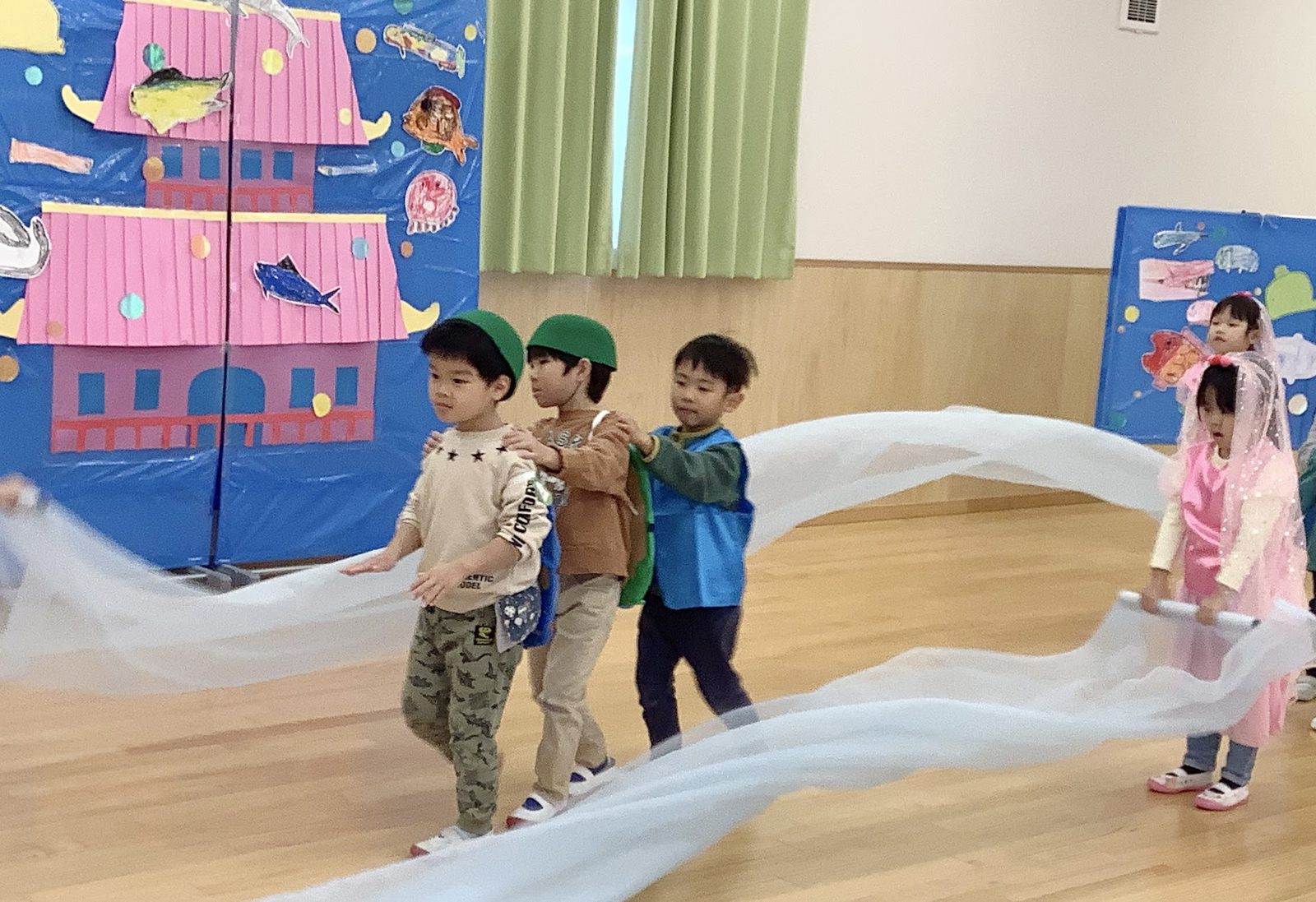 発表会で表現遊びをする子どもたち
