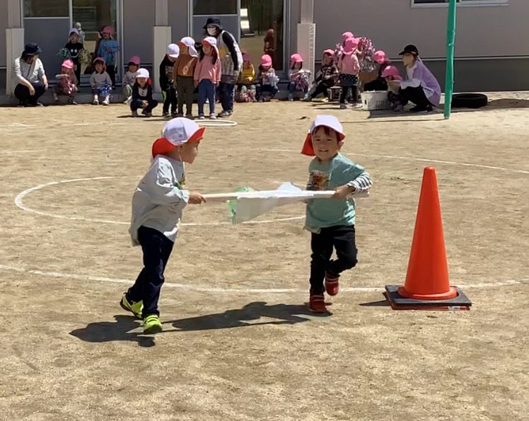 運動会で元気に走る子どもたち