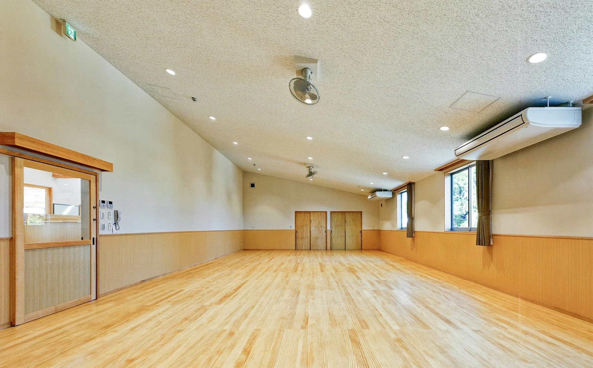 広々としたマ・メール上条保育園の遊戯室