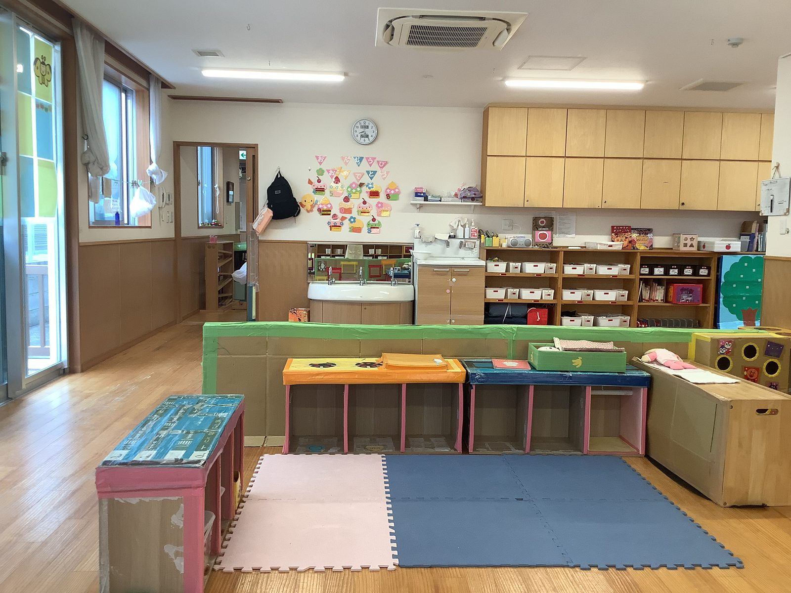 玩具が並ぶ如意申保育園の保育室