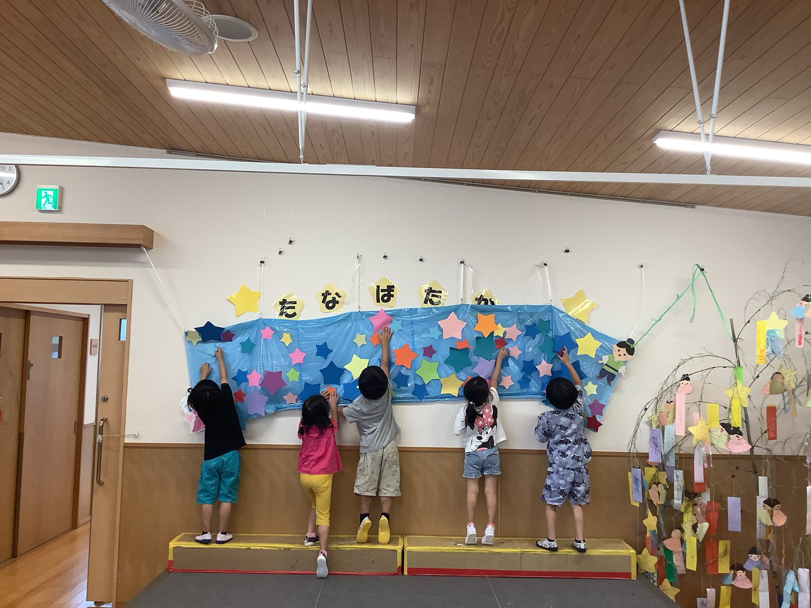 七夕飾りを作る子どもたち